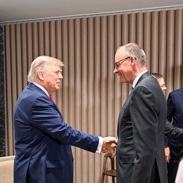 HANDOUT - 16.06.2025, Kanada, Kananaskis: Bundeskanzler Friedrich Merz (CDU) und US-Präsident Donald Trump treffen auf dem G7-Gipfel in der Pomeroy Kananaskis Mountain Lodge für ein bilaterales Gespräch zusammen. Foto: Guido Bergmann/Bundesregierung/dpa - ACHTUNG: Nur zur redaktionellen Verwendung im Zusammenhang mit der aktuellen Berichterstattung und nur mit vollständiger Nennung des vorstehenden Credits +++ dpa-Bildfunk +++