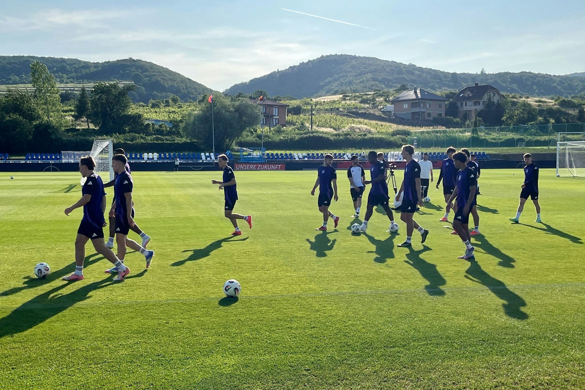 Die U21 stimmt sich auf ihr Spiel gegen England ein.