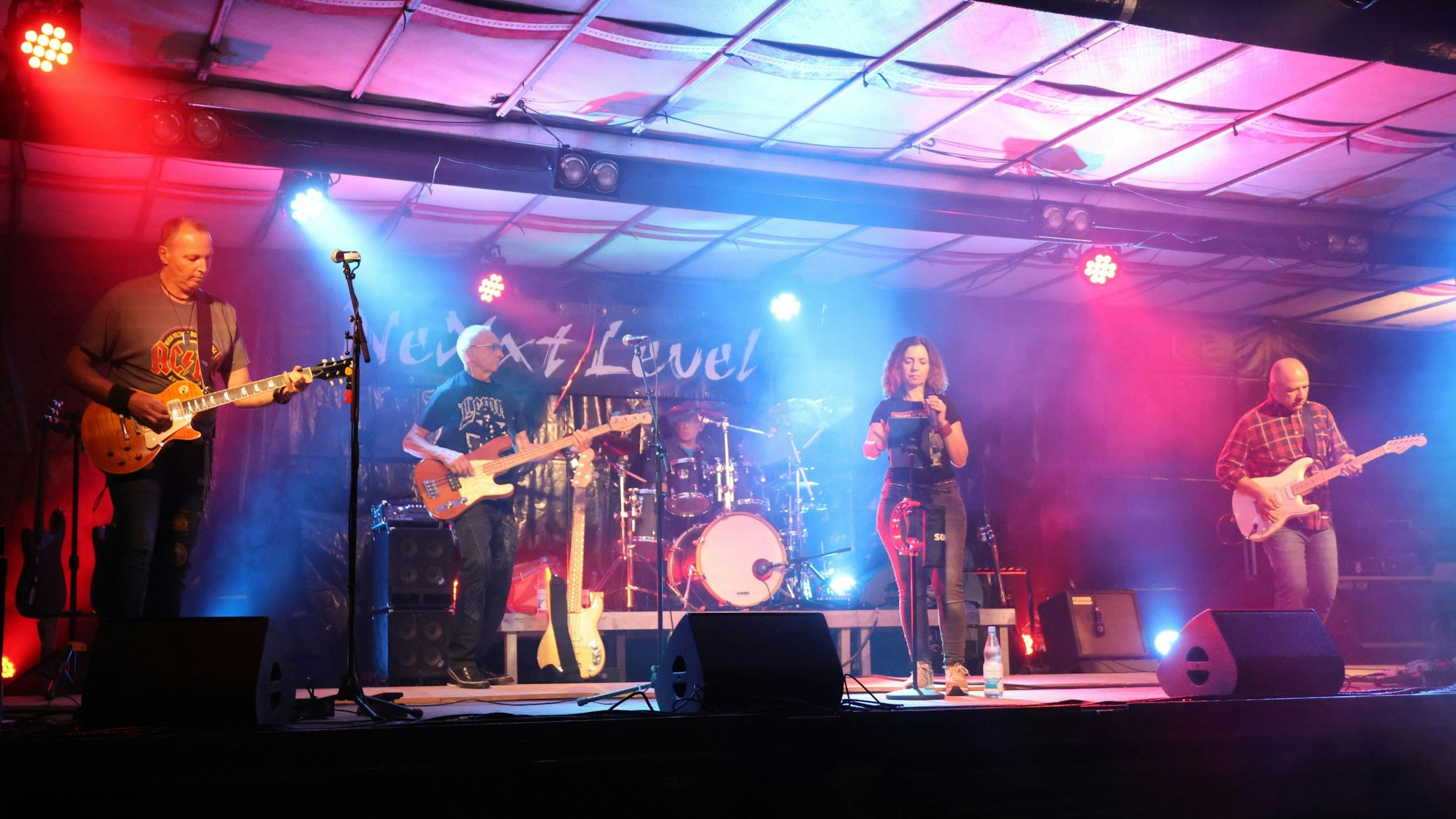 Eine Band auf der Bühne.