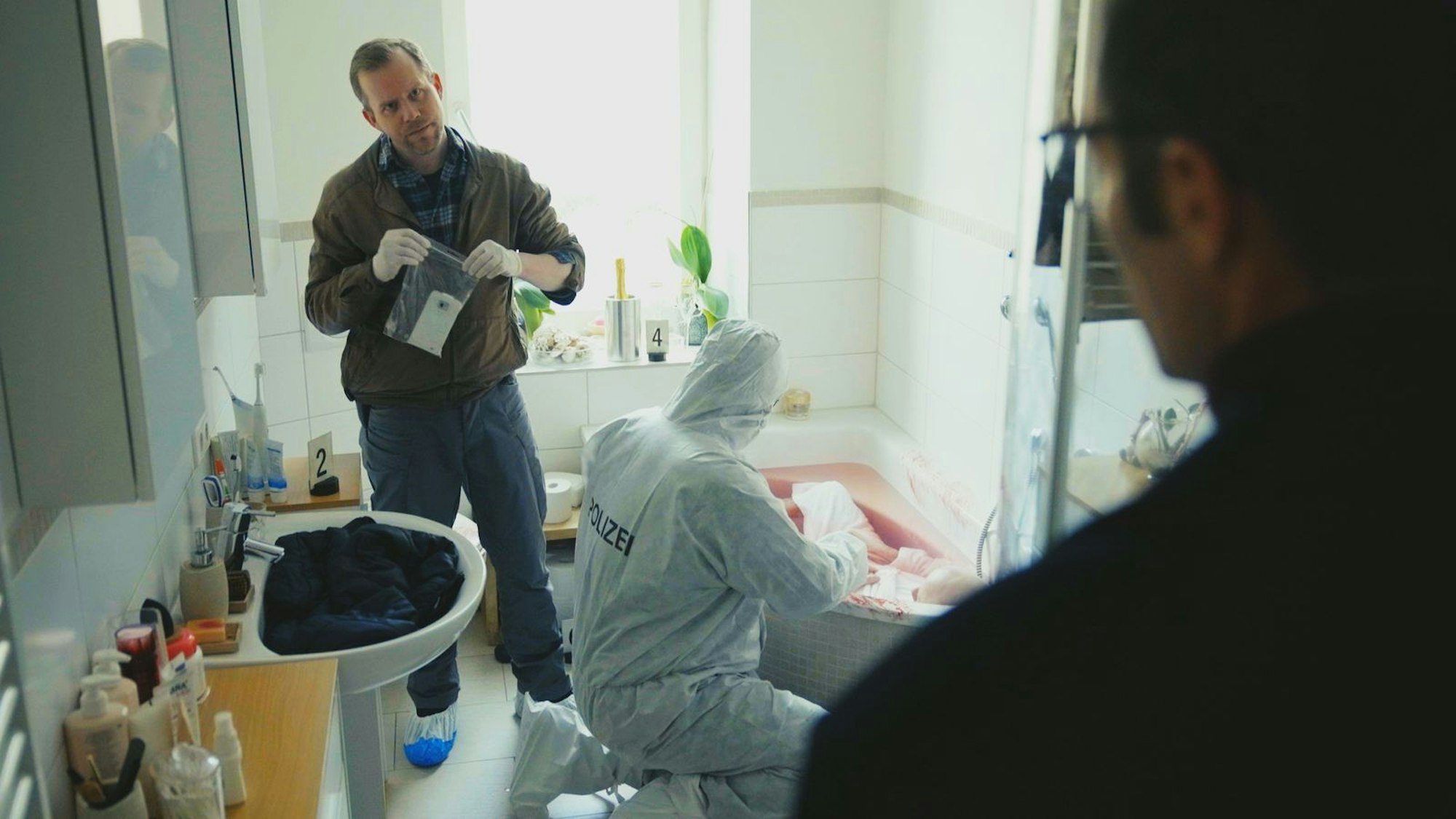 Ein mysteriöser Mord erschüttert Berlin: Der legendäre Disco-König Jochen Strecker liegt tot in seiner Wohnung. Wer hatte ein Motiv? (Bild: ZDF/Marcus von Kleist)
