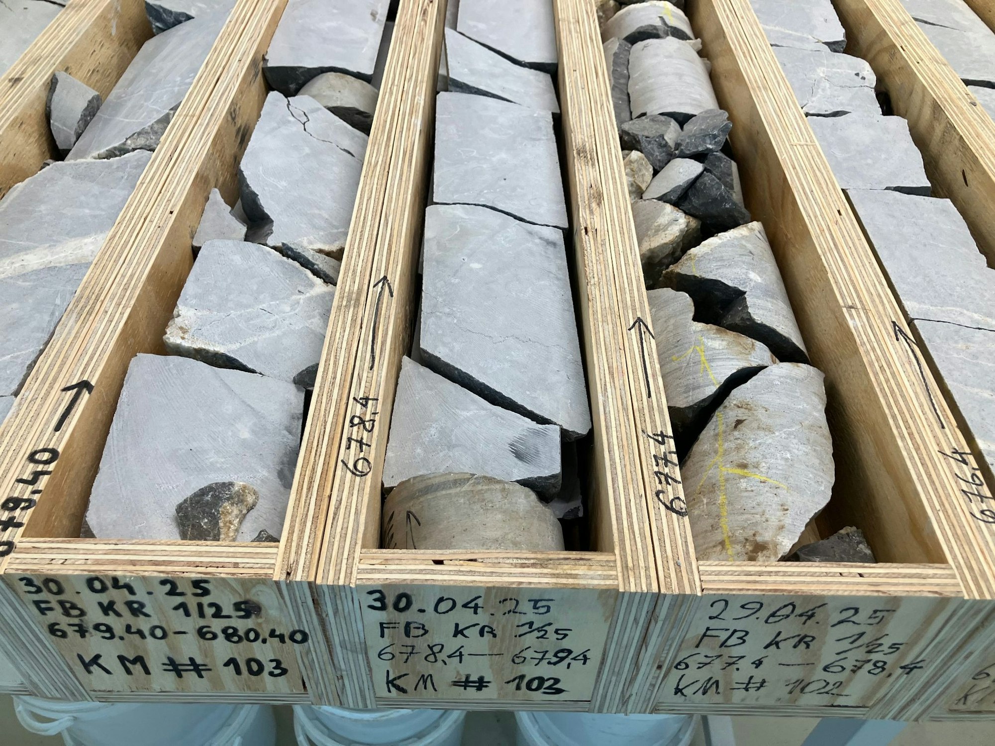 Bohrkerne aus der Forschungsbohrung zu Erdwärme-Quellen in Krefeld. Das zerrüttete Gestein bewerten die Geologen positiv, weil da Wasser fließen könne.