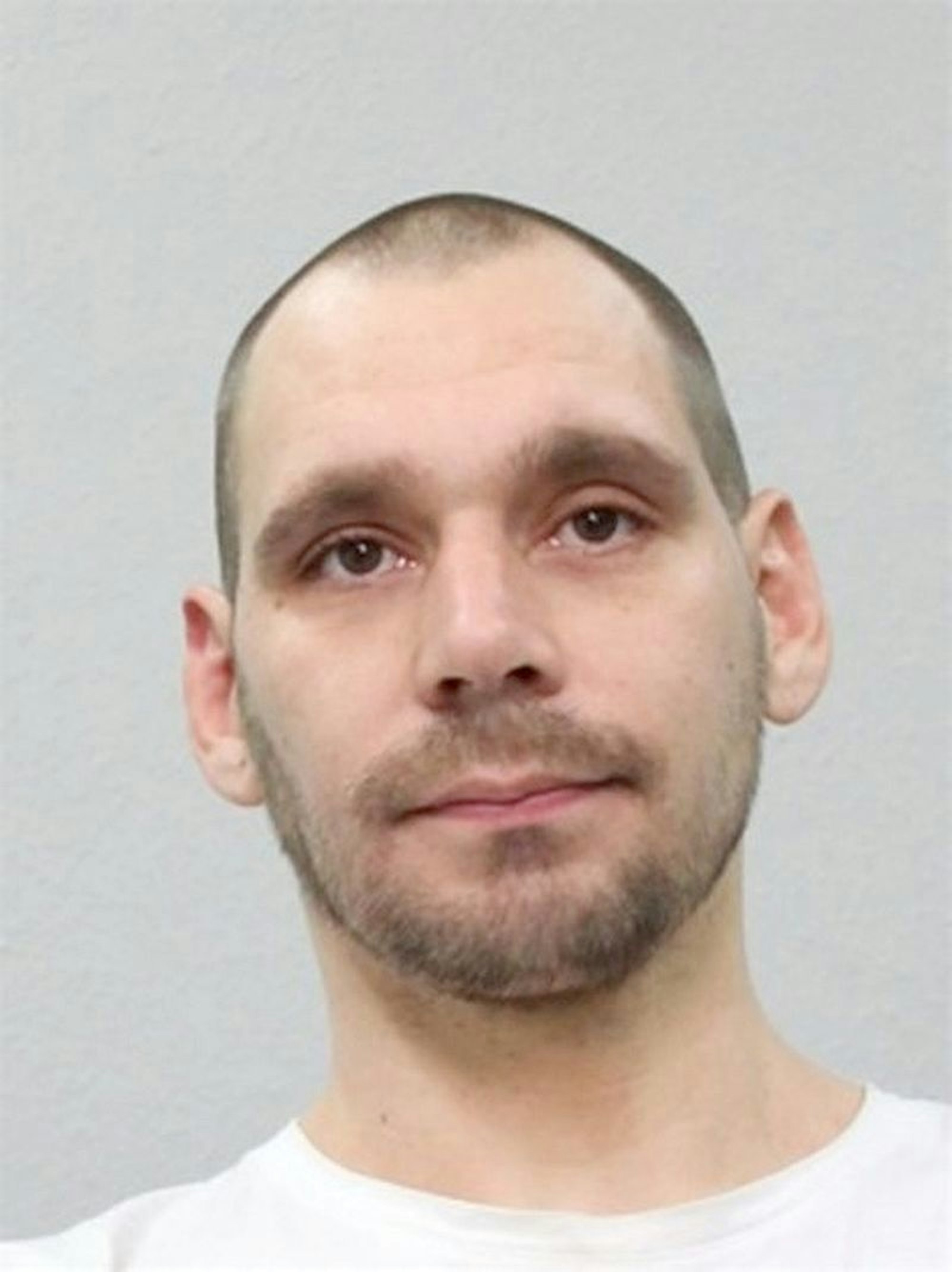 Mit diesem Bild sucht die Kölner Polizei nach Andre. O., der am Montagvormittag (16.6.2025) bei einem begleiteten Freigang aus der forensischen LVR-Klinik auf der Porzer Ringstraße in Westhoven flüchtete.