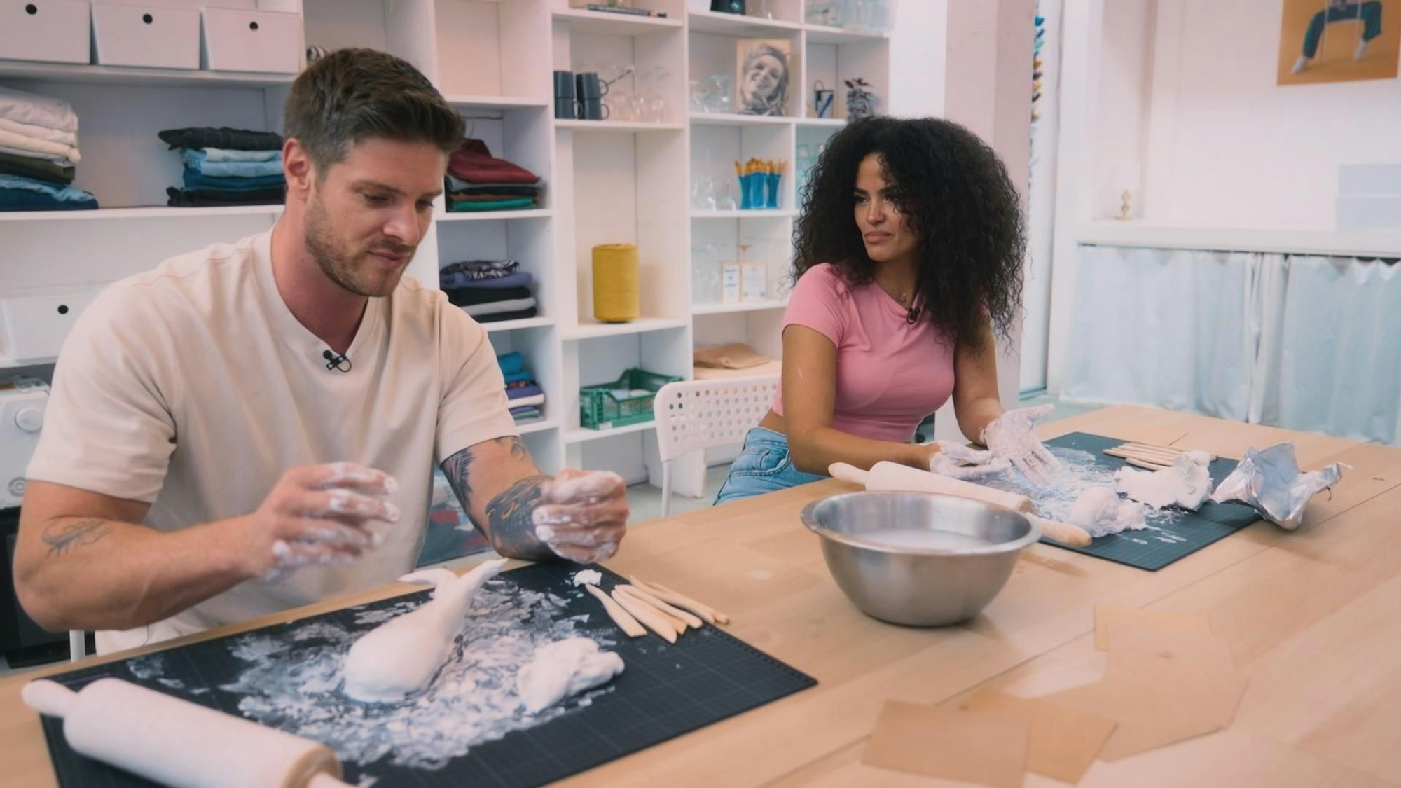 Beim Einzeldate in Köln verstanden sich Martin und Viviane noch prächtig. Nun scheint Viviane mehr Interesse an Felix zu haben. Hier formen Martin und Viviane Tiere aus Backformen.