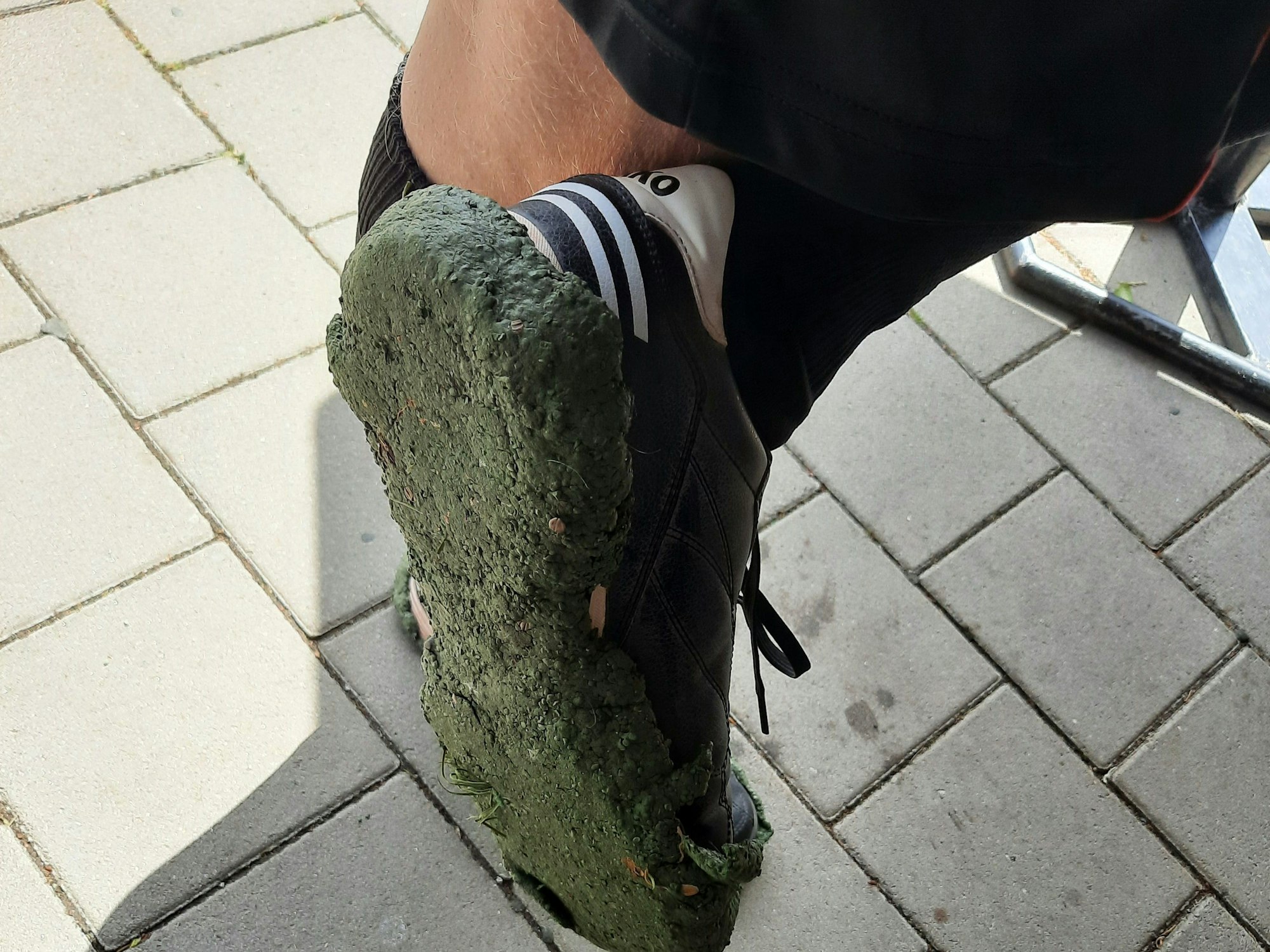 Auf dem Bild ist die Sohle eines verklebten Fußballschuhs zu sehen.