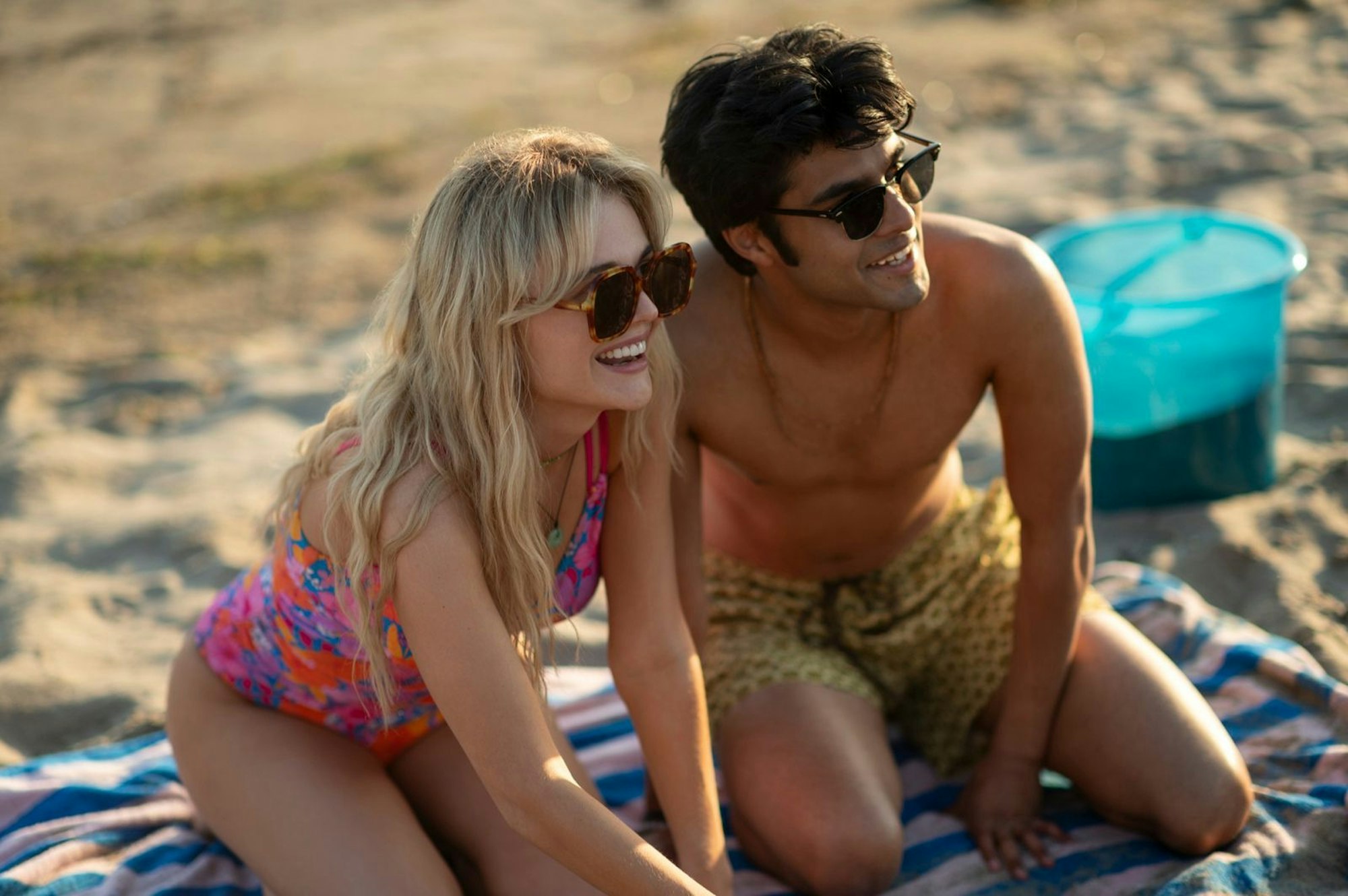 Unbeschwert genießen Cadence (Emily Alyn Lind) und Gat (Shubham Maheshwari) ihren Sommer - bis es zu einem tragischen Vorfall kommt. (Bild: © Amazon Content Services LLC)