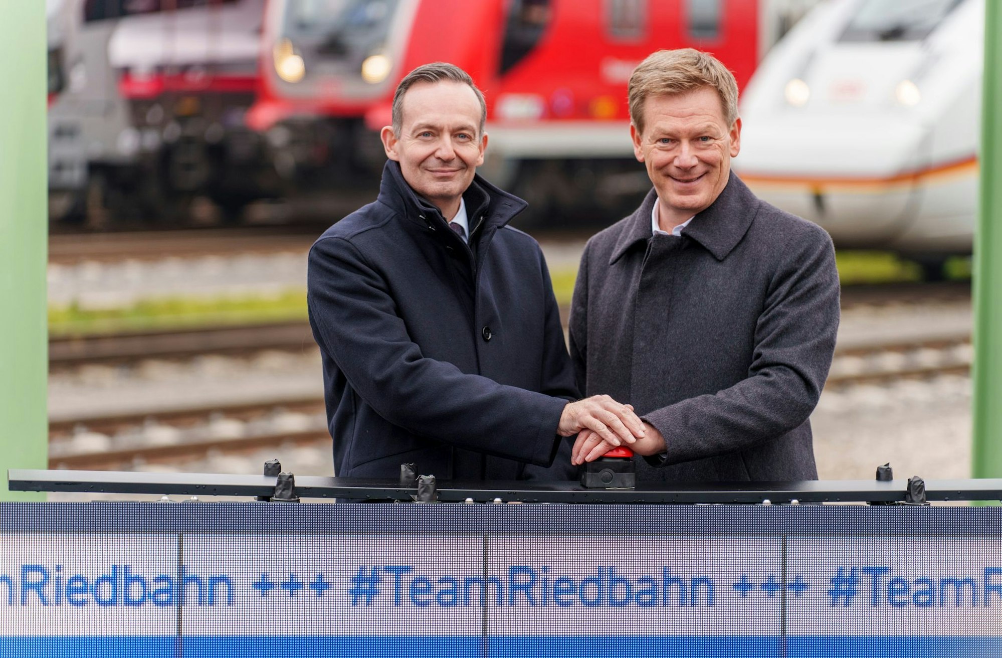 Ein Herz und eine Seele: Bahnchef Lutz und der frühere Verkehrsminister Volker Wissing feiern die Eröffnung der Riedbahn nach fast halbjähriger Komplettsperrung. (Archivbild)