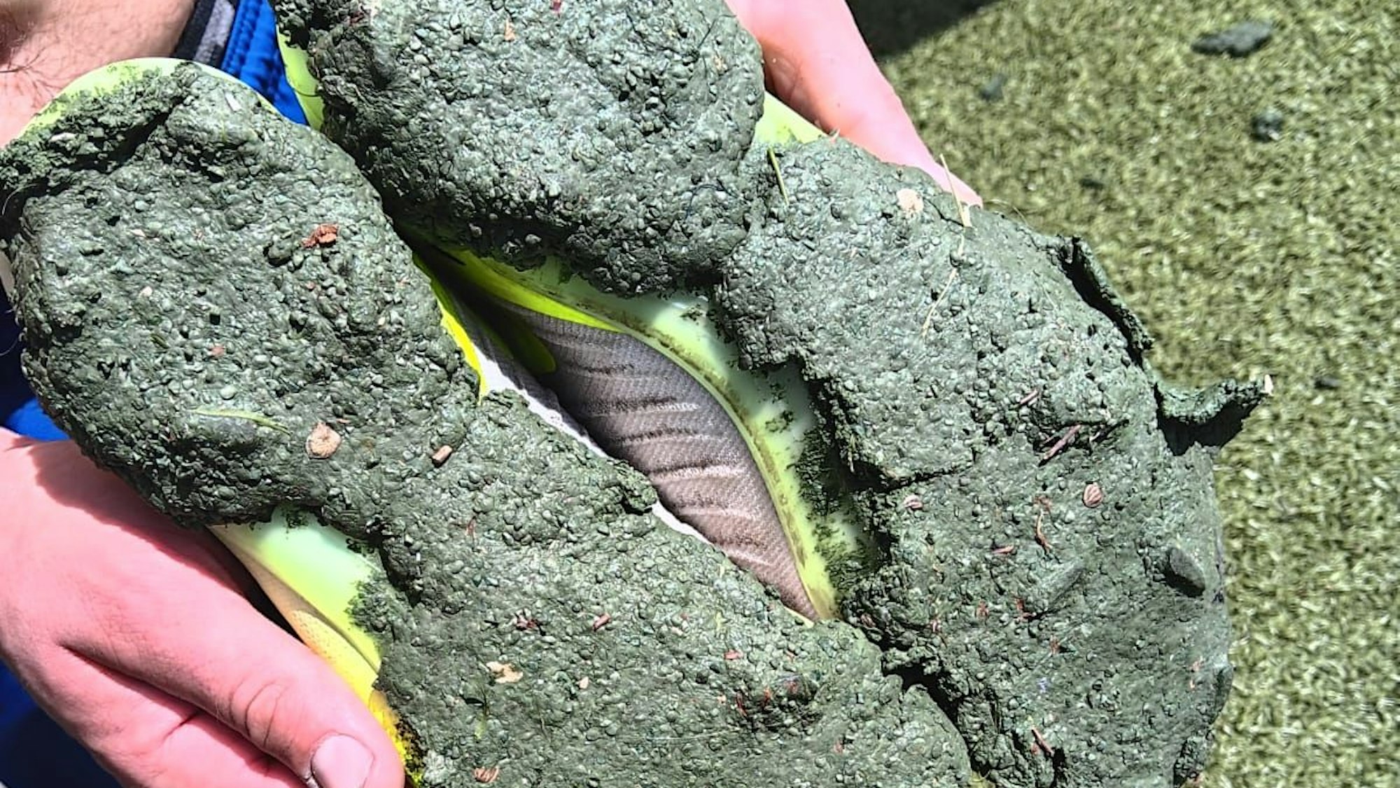 Auf dem Bild sind die verklebten Sohlen von Fußballschuhen zu sehen.