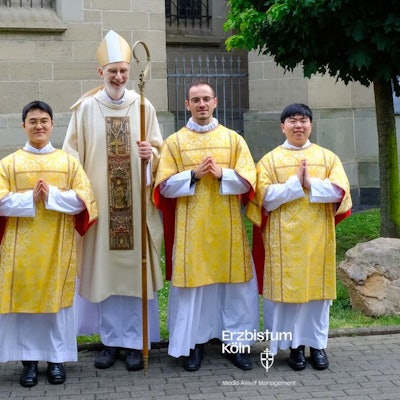 Die vier frisch geweihten Diakone haben sich mit dem Weihbischof zum Foto aufgestellt.