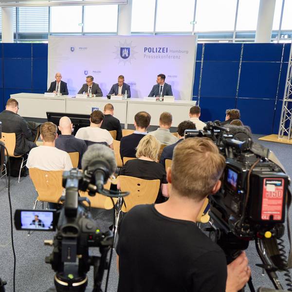 18.06.2025, Hamburg: Florian Abbenseth (r-l), Polizeipressesprecher, Jan Hieber, Leiter Landeskriminalamt, Falk Schnabel, Polizeipräsident, und Jörg Fröhlich, Generalstaatsanwalt, geben im Polizeipräsidium eine Pressekonferenz von Polizei und Generalstaatsanwaltschaft zu Haftbefehl wegen Verdacht des vollendeten und versuchten Mordes im Internet. Anlass ist die Vollstreckung eines unter anderem auf den dringenden Tatverdacht des vollendeten sowie des mehrfachen versuchten Mordes lautender Haftbefehl. (zu dpa: «20-Jähriger wegen Verdacht auf Mord an Kind festgenommen») Foto: Georg Wendt/dpa +++ dpa-Bildfunk +++