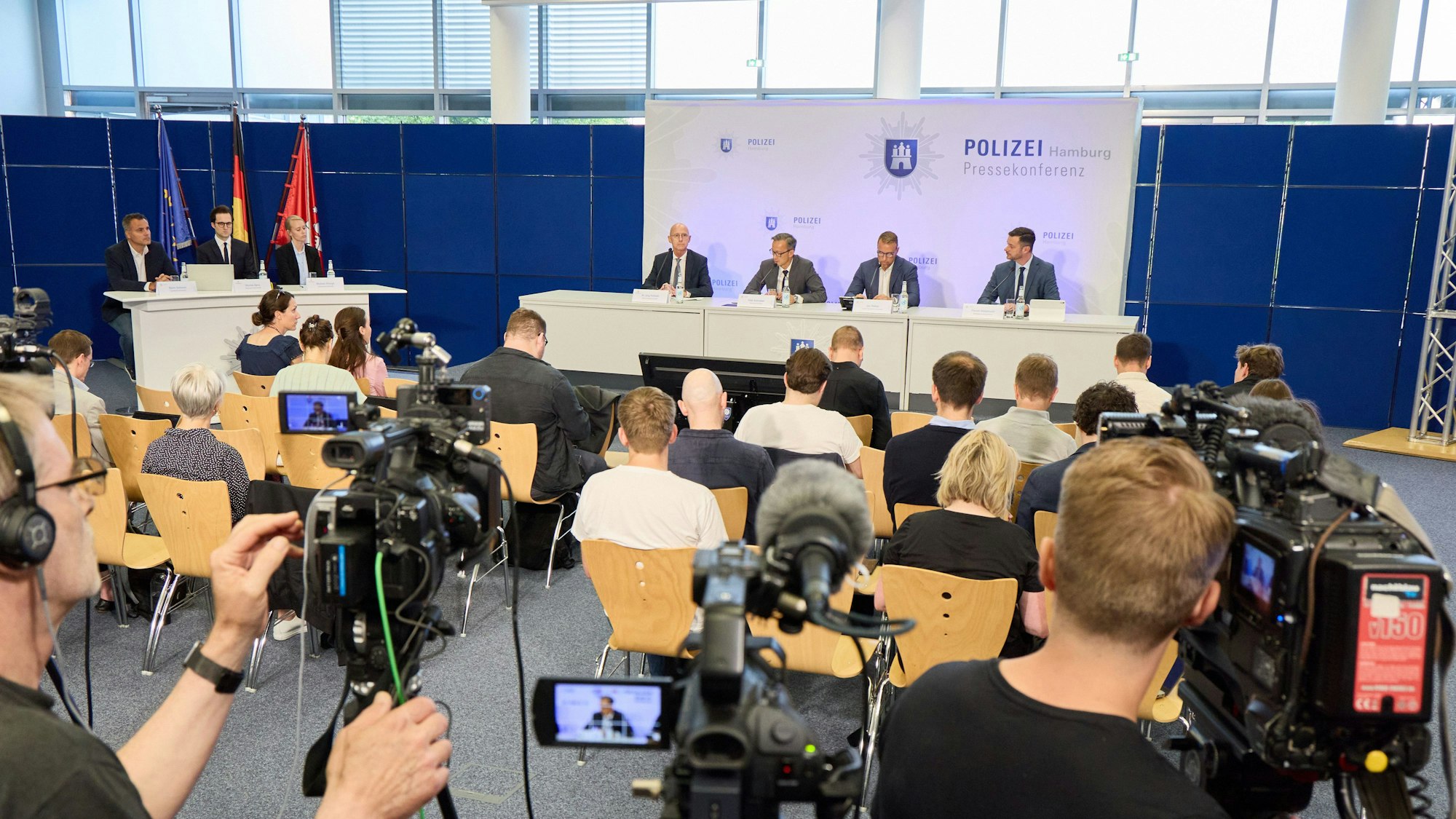 18.06.2025, Hamburg: Florian Abbenseth (r-l), Polizeipressesprecher, Jan Hieber, Leiter Landeskriminalamt, Falk Schnabel, Polizeipräsident, und Jörg Fröhlich, Generalstaatsanwalt, geben im Polizeipräsidium eine Pressekonferenz von Polizei und Generalstaatsanwaltschaft zu Haftbefehl wegen Verdacht des vollendeten und versuchten Mordes im Internet. Anlass ist die Vollstreckung eines unter anderem auf den dringenden Tatverdacht des vollendeten sowie des mehrfachen versuchten Mordes lautender Haftbefehl. (zu dpa: «20-Jähriger wegen Verdacht auf Mord an Kind festgenommen») Foto: Georg Wendt/dpa +++ dpa-Bildfunk +++