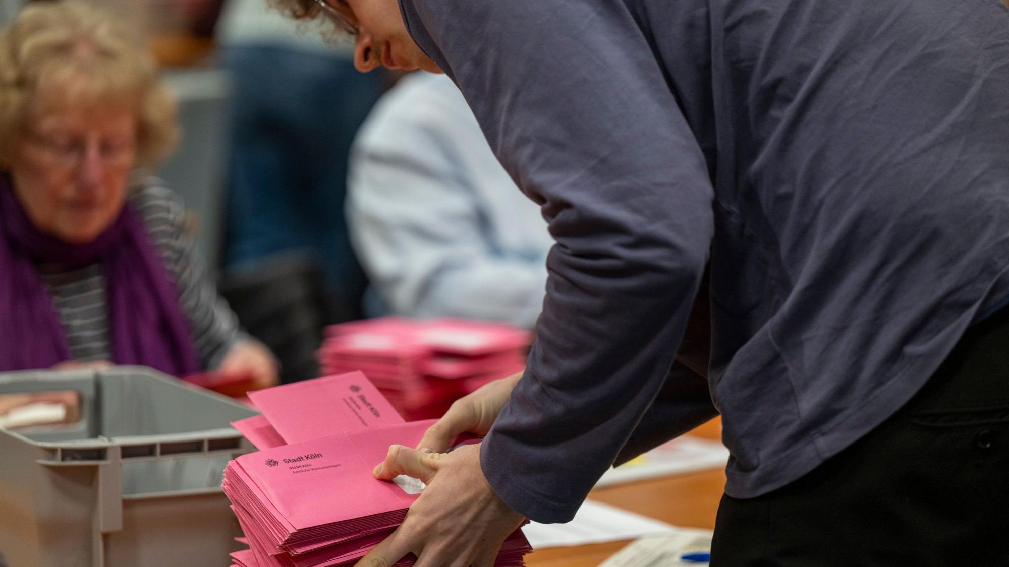 Nahaufnahme von einem Wahlhelfer bei der Bundestagswahl 2025 in der Kölnmesse. (Archivbild)