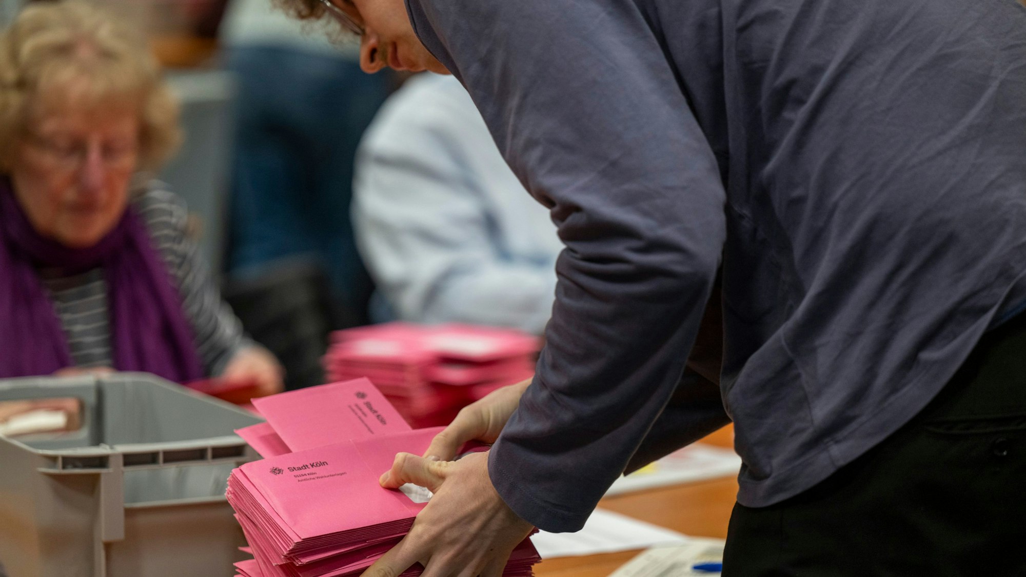 Nahaufnahme von einem Wahlhelfer bei der Bundestagswahl 2025 in der Kölnmesse. (Archivbild)