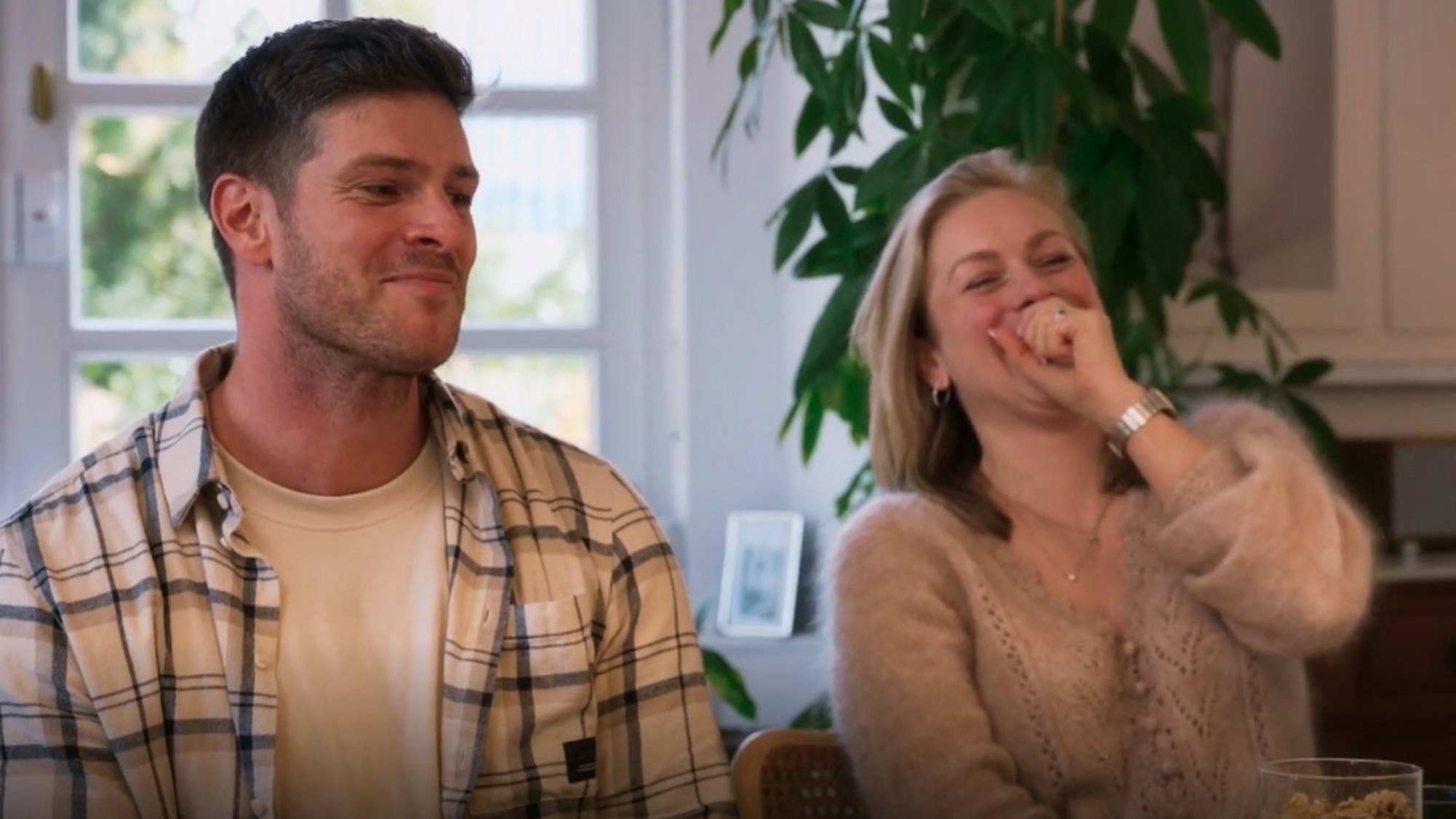 Martin Brauns Schwester hat sichtlich Spaß daran, ihren Bruder vor laufender Kamera auszufragen.