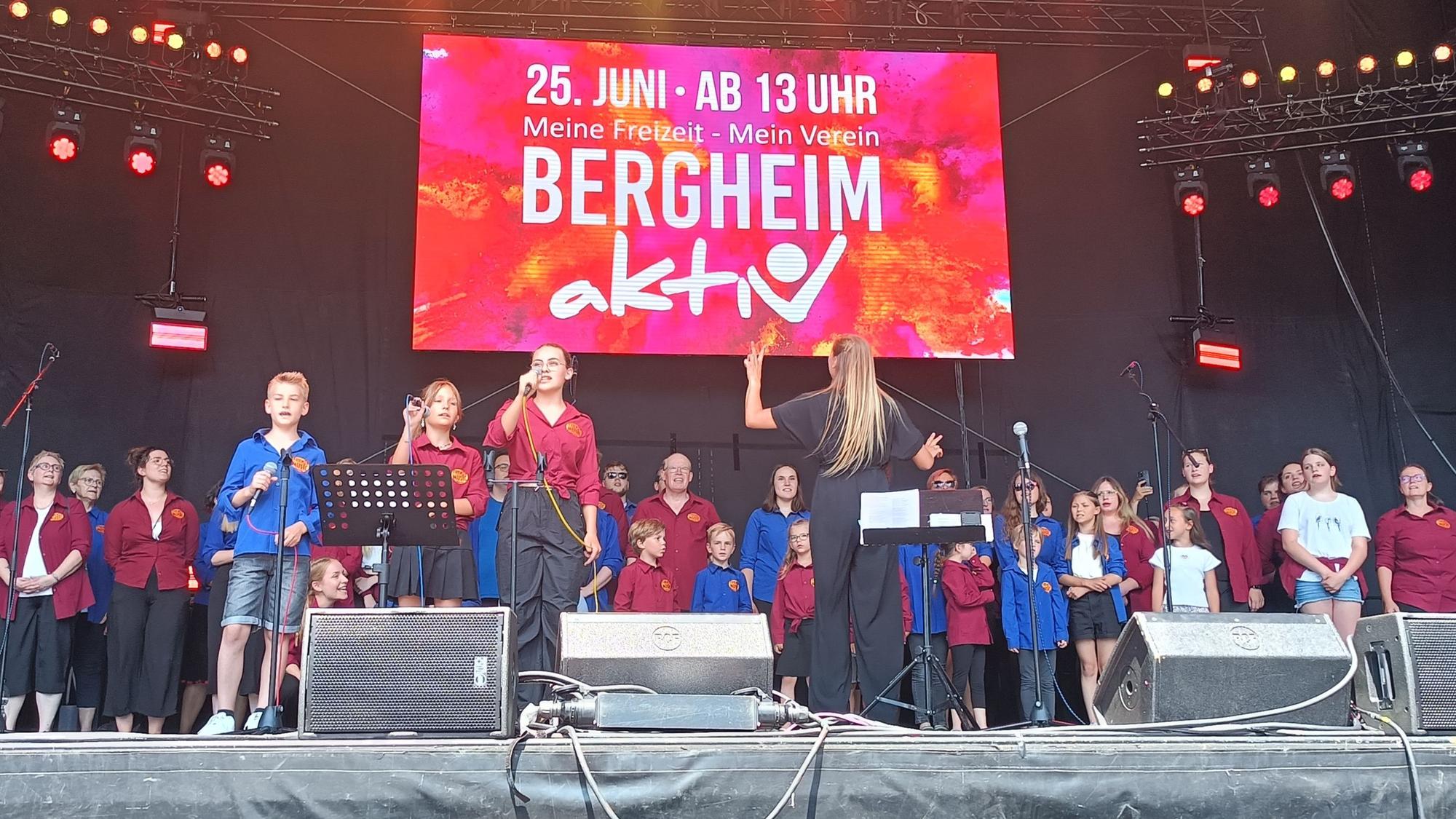 Schon 2023 wurde das Bühnenprogramm von 60 Sängern und Sängerinnen des Chors Friends of Music Oberaußem.