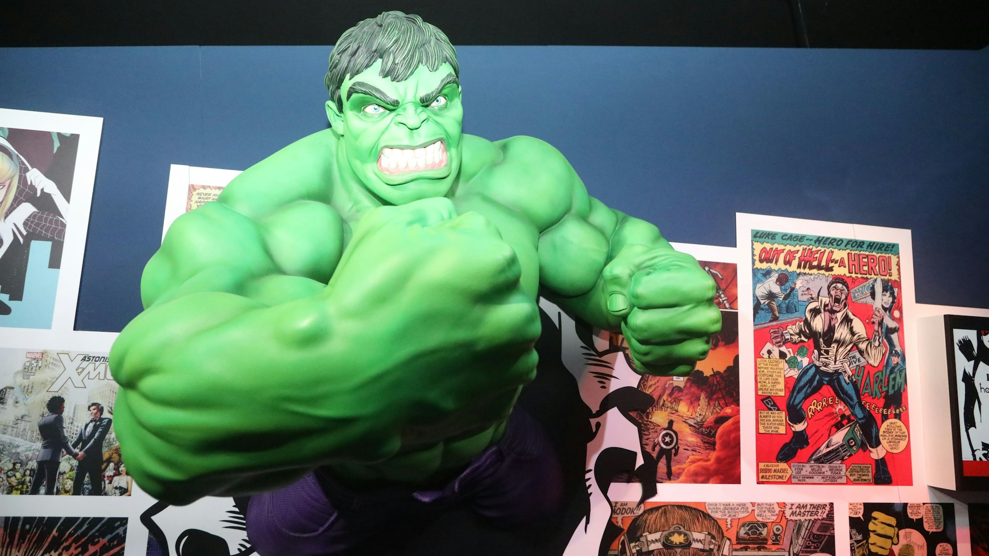 Eine Hulkfigur bei der Marvel-Ausstellung in Köln.