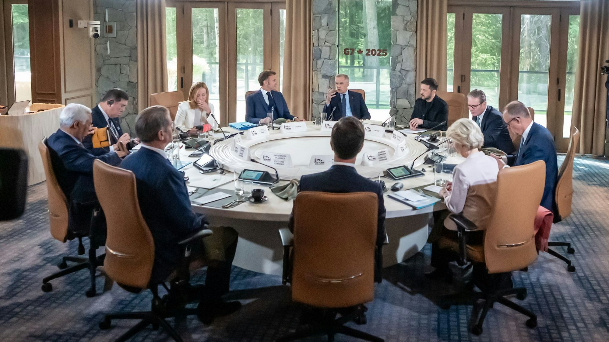 Mit Selenskyj, aber ohne Trump: Der G7-Gipfel nach der Abreise des US-Präsidenten.