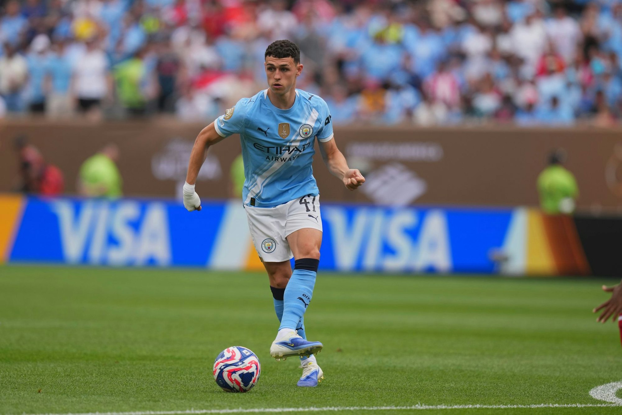 Phil Foden trifft kurz nach dem Anpfiff.