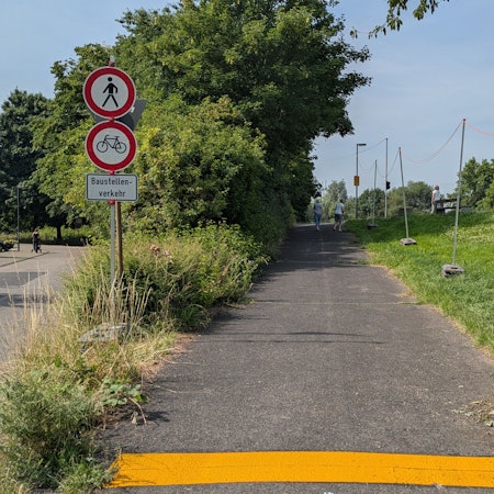 Eine Rot zeigende Ampel an einer Rampe zu einem Radweg