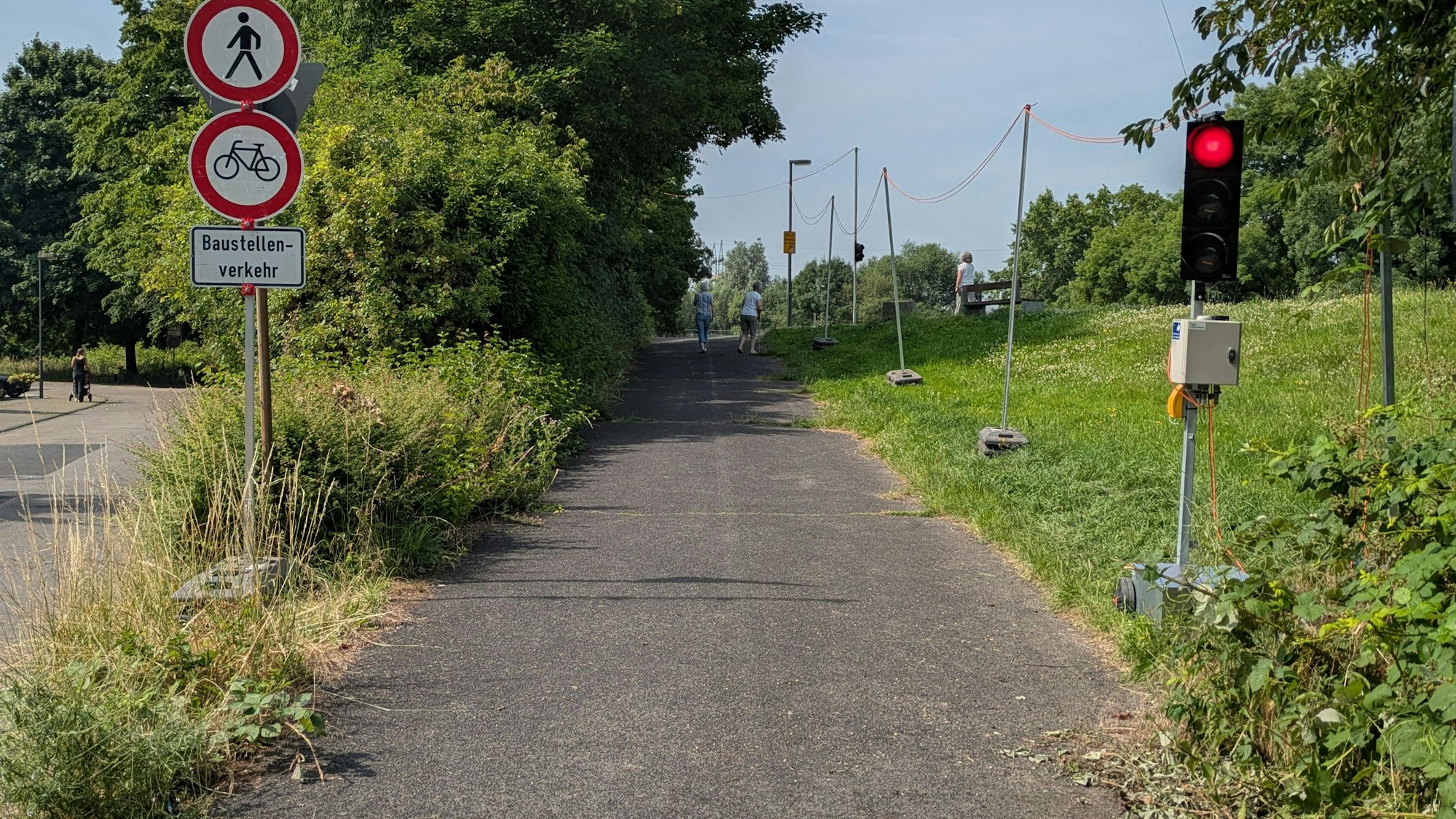 Eine Rot zeigende Ampel an einer Rampe zu einem Radweg
