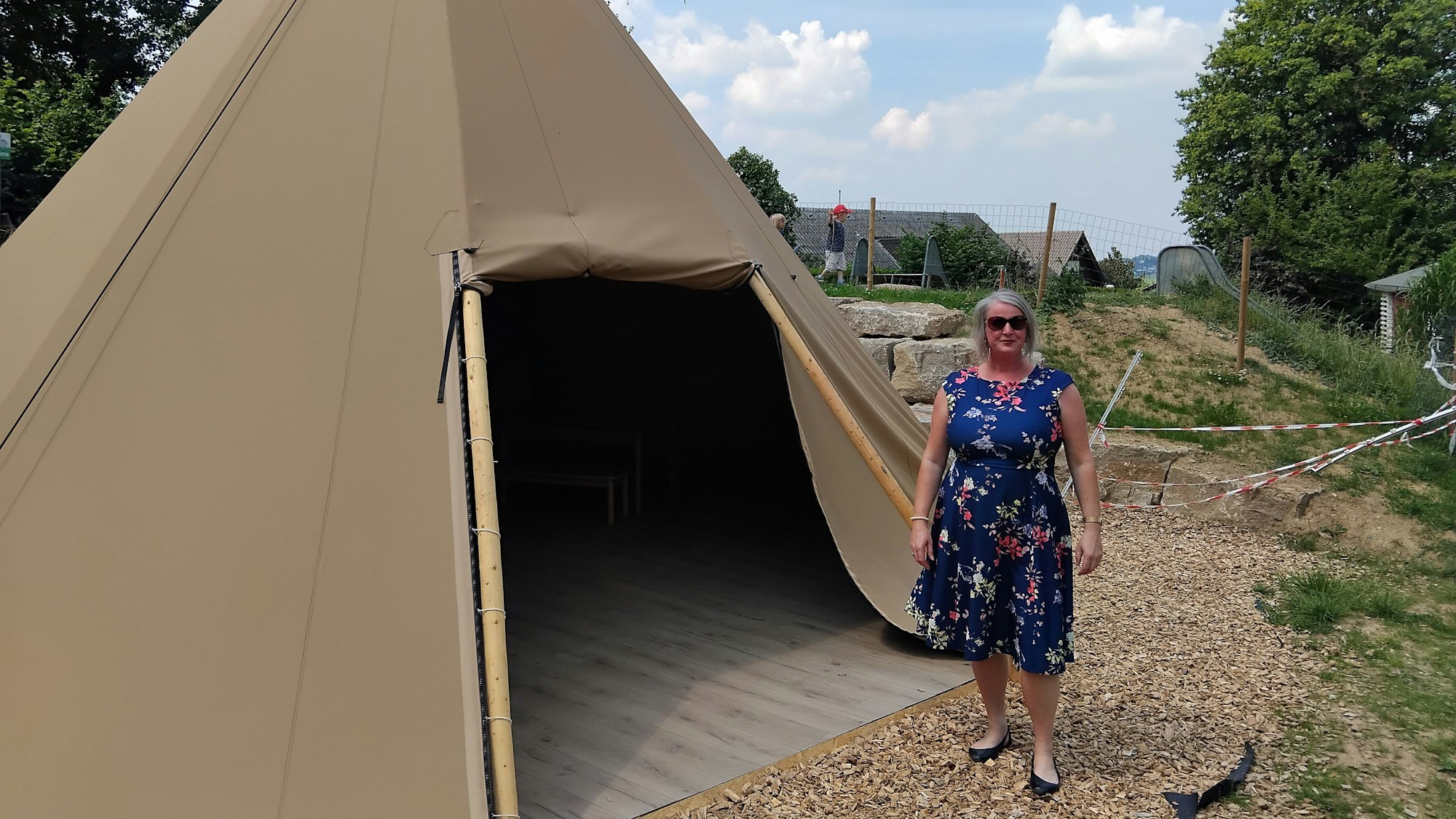 Tipi mit Strom, Heizung und Wlan: Das Übergangsquartier könne später für Yogastunden und ähnliches genutzt werden, erklärt Leiterin Silke Surkus.