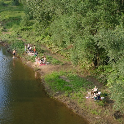 An der Siegfähre in Troisdorf-Bergheim ist der Fluss breit und flach. Archivfoto.