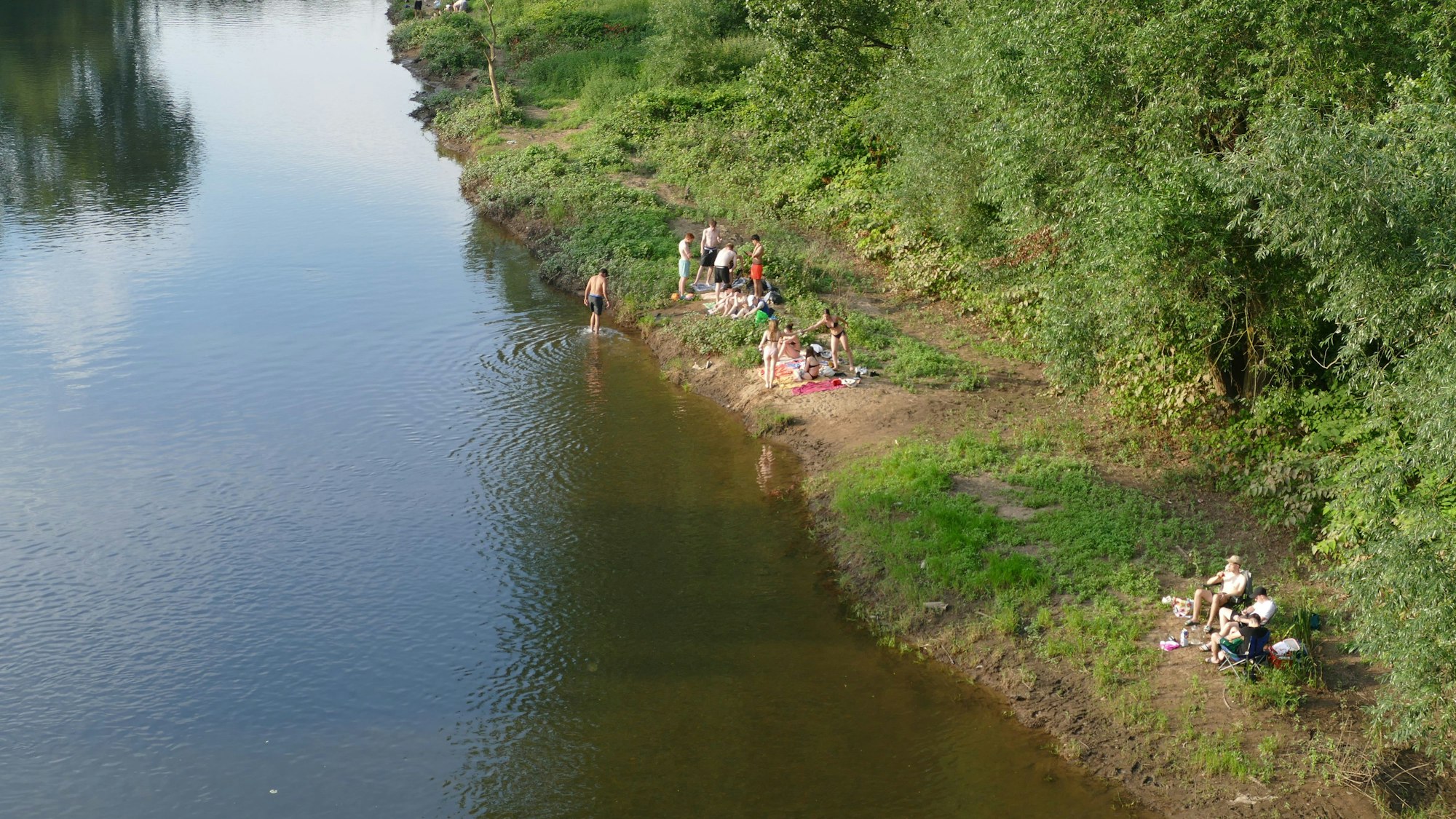 An der Siegfähre in Troisdorf-Bergheim ist der Fluss breit und flach. Archivfoto.