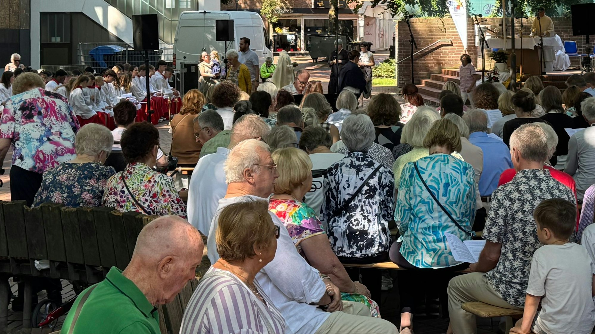 Das Bild zeigt den Rathausvorplatz in Frechen, auf dem eine Messe stattfand.