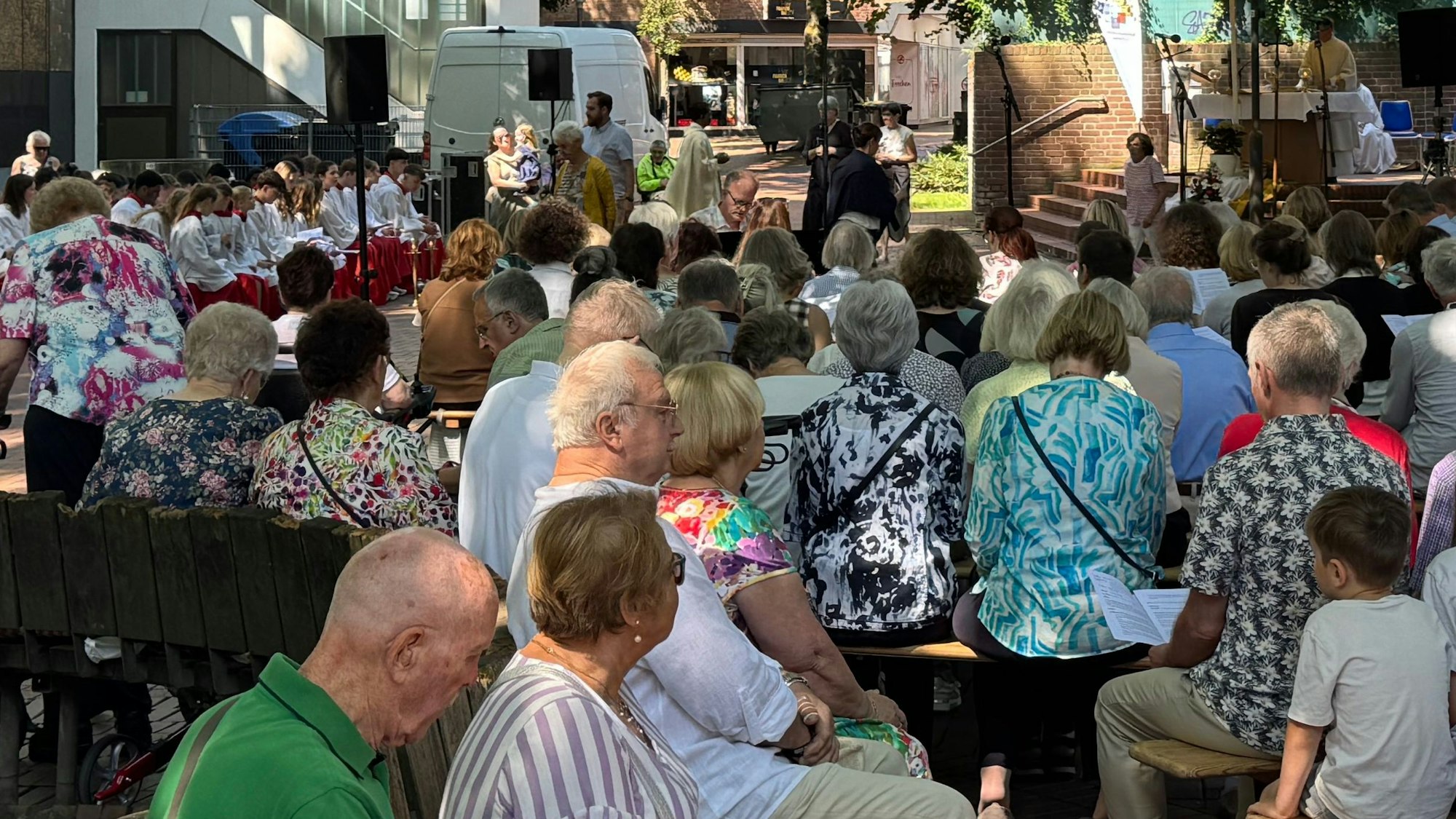 Das Bild zeigt den Rathausvorplatz in Frechen, auf dem eine Messe stattfand.