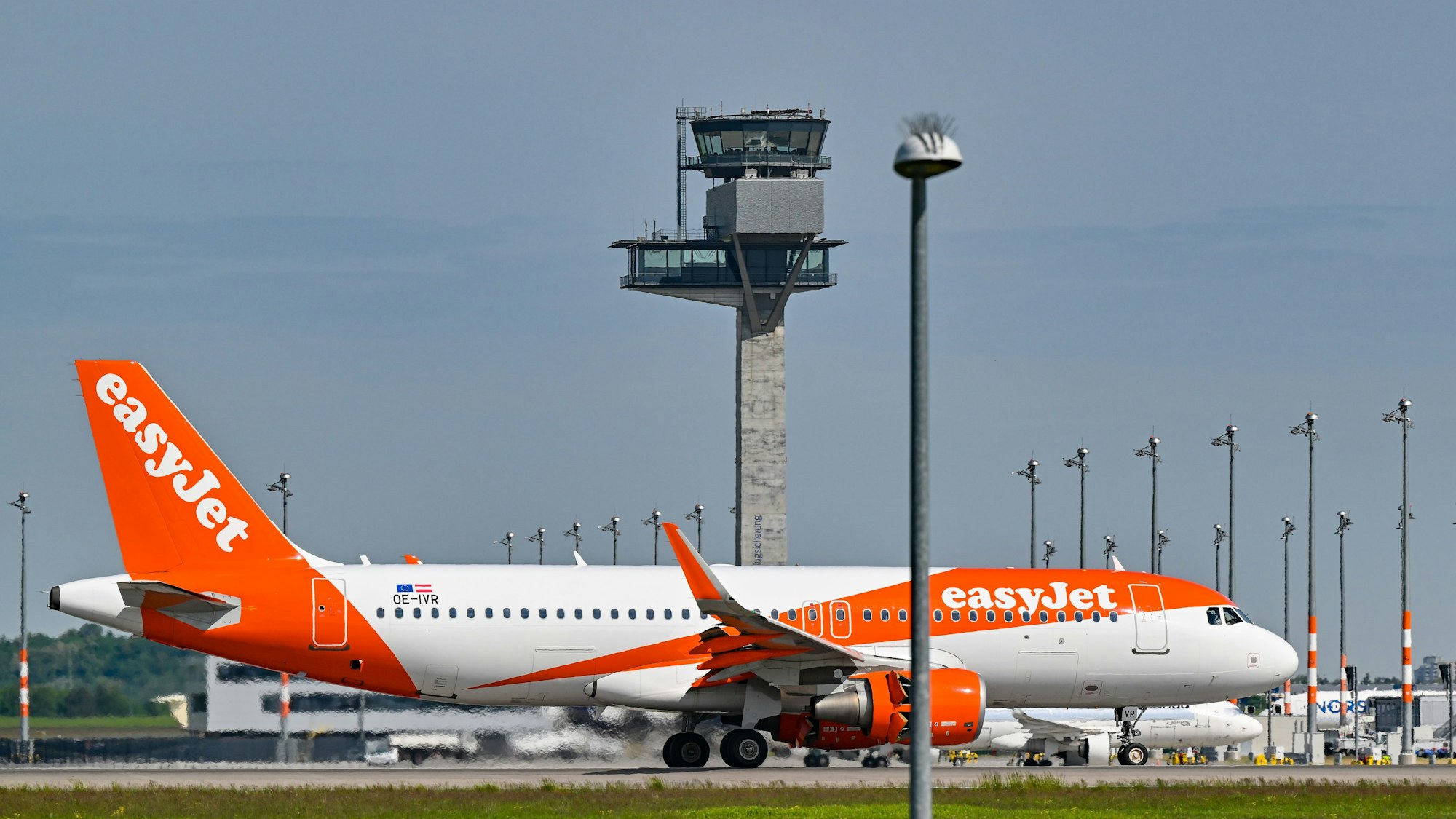 Ein Flugzeug der Fluggesellschaft Easyjet rollt am Hauptstadtflughafen Berlin Brandenburg BER.
