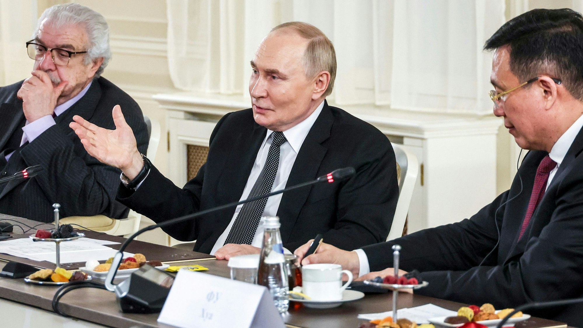 Wladimir Putin (M.) mit Vertretern internationaler Nachrichtenagenturen im neu renovierten Staatlichen Rimski-Korsakow-Konservatorium in St. Petersburg.