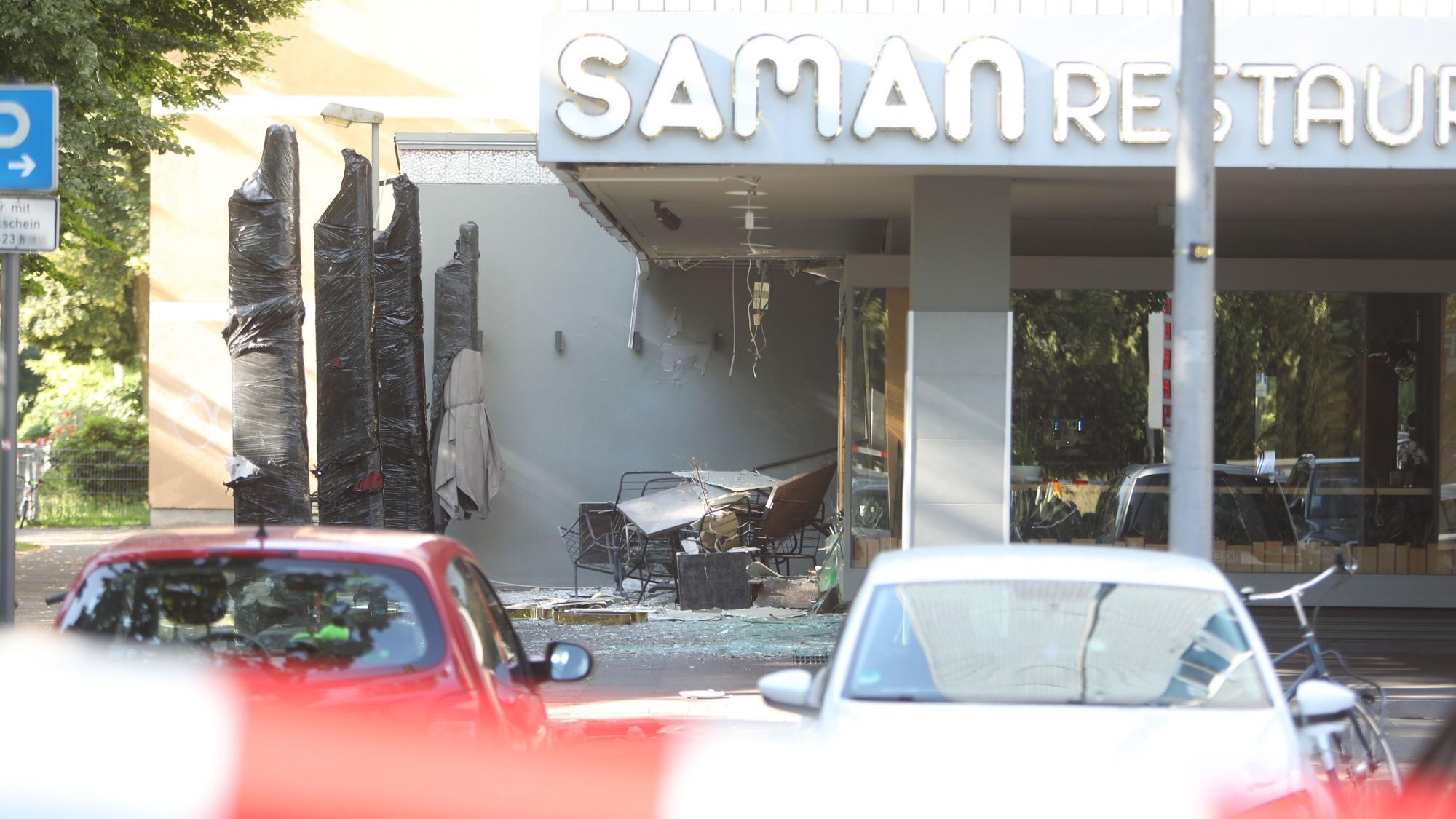 Nach der Explosionen sind erhebliche Schäden an dem Restaurant sichtbar.
