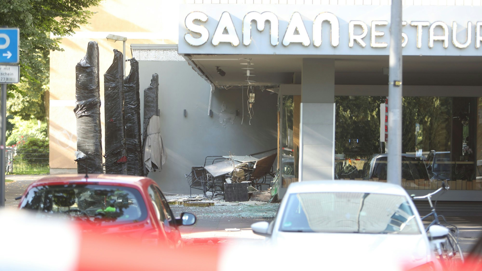 Nach der Explosionen sind erhebliche Schäden an dem Restaurant sichtbar.