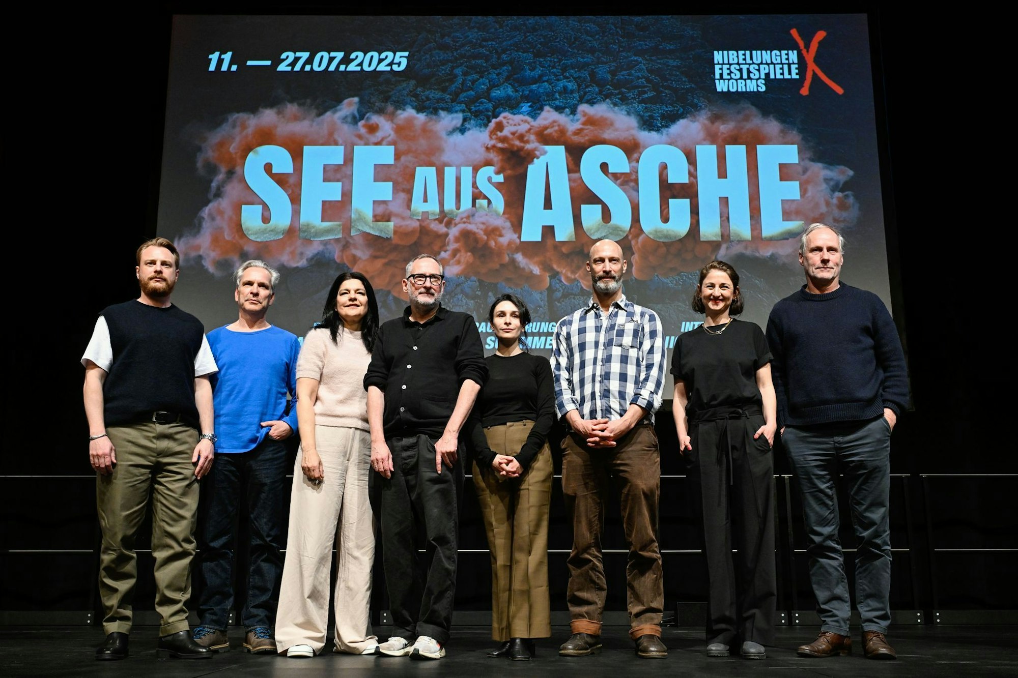 Von links nach rechts: Eivin Nilsen Salthe (l-r), Hans-Werner Leupelt, Jasmin Tabatabai, Dramatiker und Autor Roland Schimmelpfennig, Regisseurin Mina Salehpour, sowie die Schauspieler Andreas Grötzinger, Lisa Natalie Arnold und Wolfram Koch bei einer Pressekonferenz zu den Wormser Festspielen. (Archivbild)