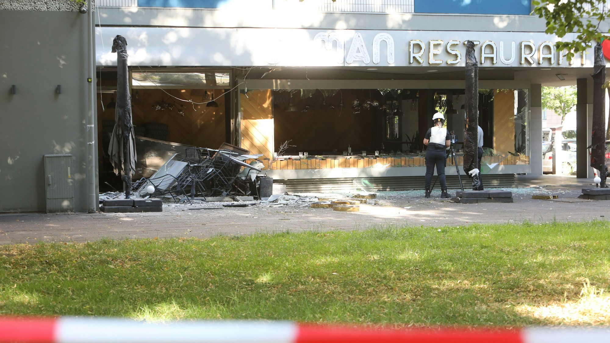 19.06.2025, Köln: Am frühen Donnerstagmorgen kam es zu einer Explosion in einem Restaurant in Deutz. Die Polizei sucht nach zwei Männern. Foto: Arton Krasniqi