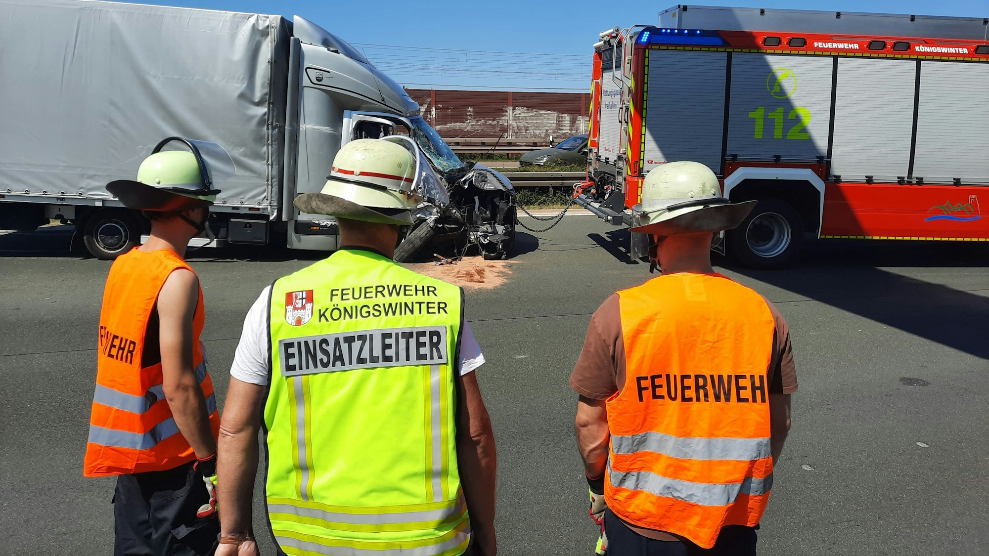 Die Löscheinheit Ittenbach der Feuerwehr Königswinter zog den Kleinlaster mit ihrem Rüstfahrzeug von der linken Spur auf den Standstreifen.
