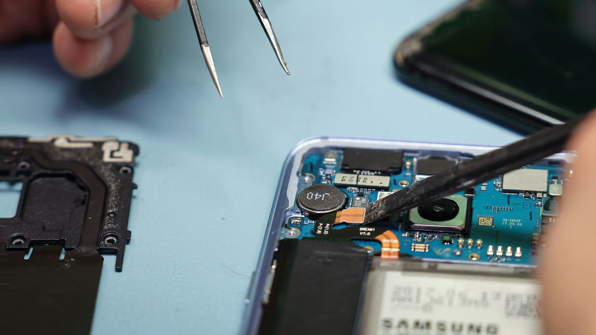 Ab dem 20. Juni sollen Kundinnen und Kunden mit dem Energielabel wissen, wie leicht ein Handy zu reparieren ist. (Symbolbild)