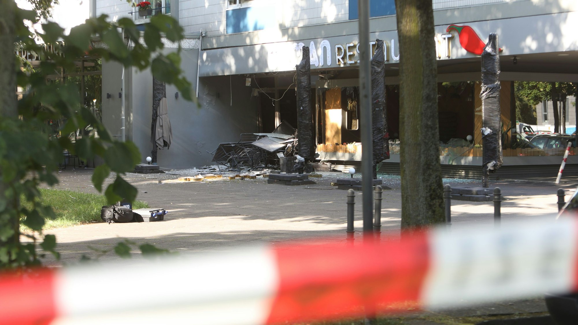 19.06.2025, Köln: Am frühen Donnerstagmorgen kam es zu einer Explosion in einem Restaurant in Kalk. Die Polizei sucht nach zwei Männern. Foto: Arton Krasniqi