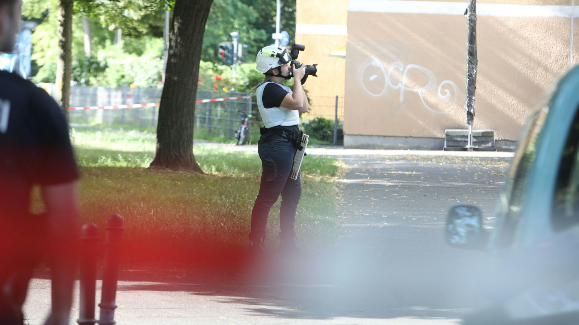 19.06.2025, Köln: Am frühen Donnerstagmorgen kam es zu einer Explosion in einem Restaurant in Kalk. Die Polizei sucht nach zwei Männern. Foto: Arton Krasniqi