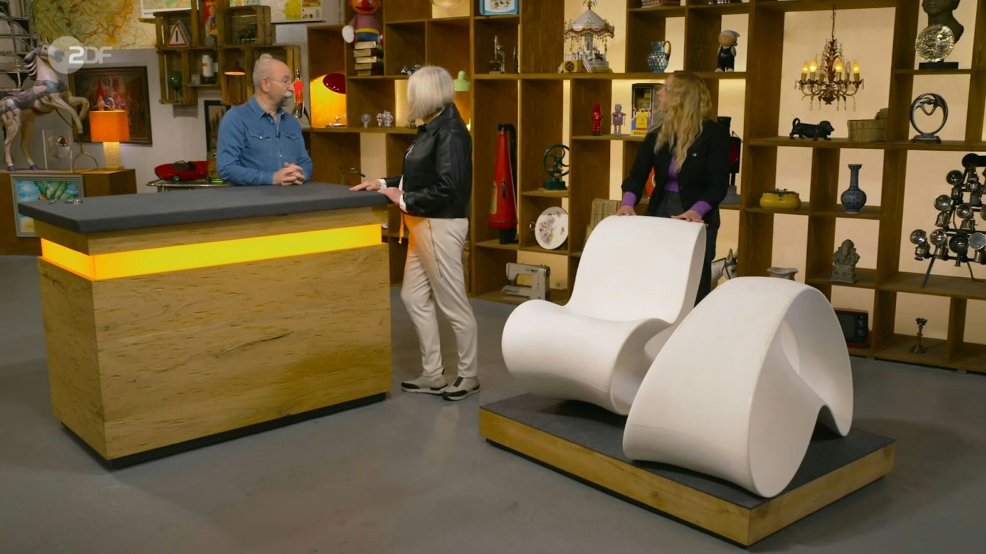Mit zwei Designerstühlen im Gepäck schlug Jutta aus Bühl bei „Bares für Rares“ auf. (Bild: ZDF)