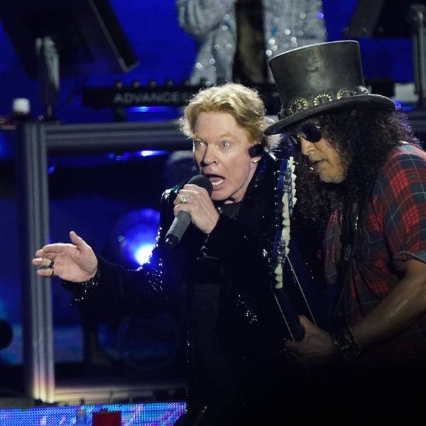 24.06.2023, Großbritannien, Somerset: Sänger Axl Rose (l) und Gitarrist Slash von der Band Guns N' Roses spielen beim Auftritt auf der Pyramid Stage des Glastonbury Festivals in Worthy Farm in Somerset.