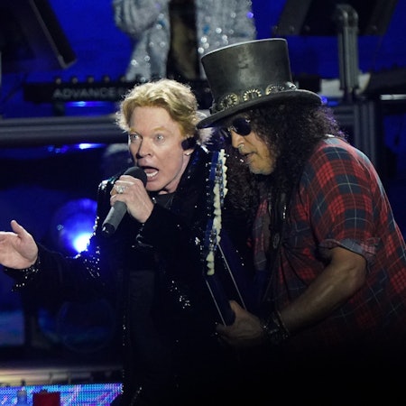 24.06.2023, Großbritannien, Somerset: Sänger Axl Rose (l) und Gitarrist Slash von der Band Guns N' Roses spielen beim Auftritt auf der Pyramid Stage des Glastonbury Festivals in Worthy Farm in Somerset.