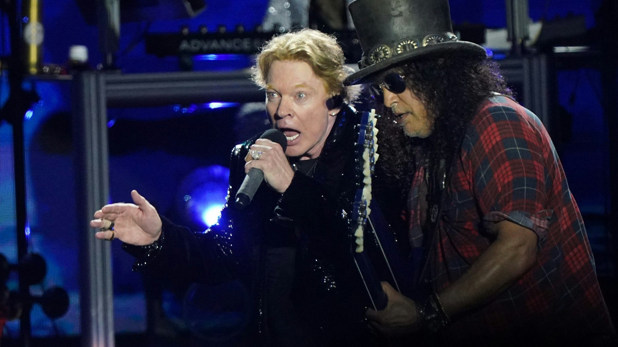 24.06.2023, Großbritannien, Somerset: Sänger Axl Rose (l) und Gitarrist Slash von der Band Guns N' Roses spielen beim Auftritt auf der Pyramid Stage des Glastonbury Festivals in Worthy Farm in Somerset.
