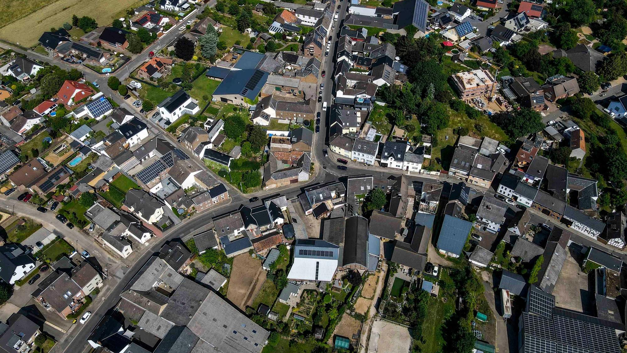 Das Bild zeigt Palmersheim aus der Luft. Die Ortsdurchfahrt ist gut zu erkennen.