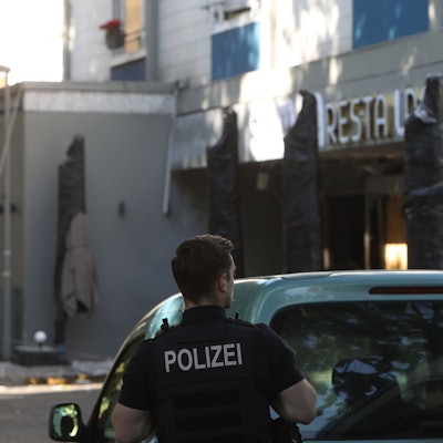 19.06.2025, Köln: Am frühen Donnerstagmorgen kam es zu einer Explosion in einem Restaurant in Deutz. Die Polizei sucht nach zwei Männern. Foto: Arton Krasniqi