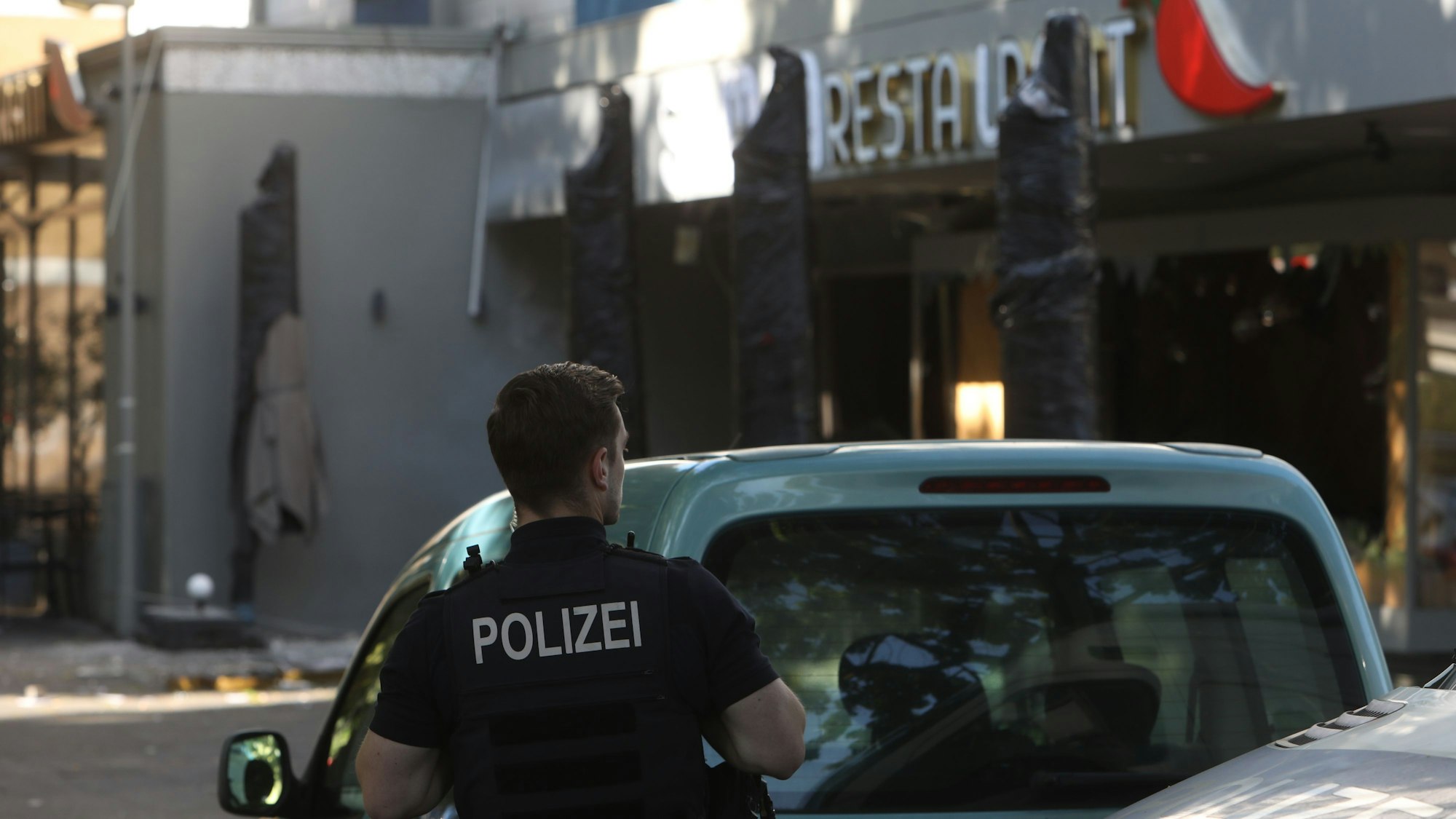 19.06.2025, Köln: Am frühen Donnerstagmorgen kam es zu einer Explosion in einem Restaurant in Deutz. Die Polizei sucht nach zwei Männern. Foto: Arton Krasniqi