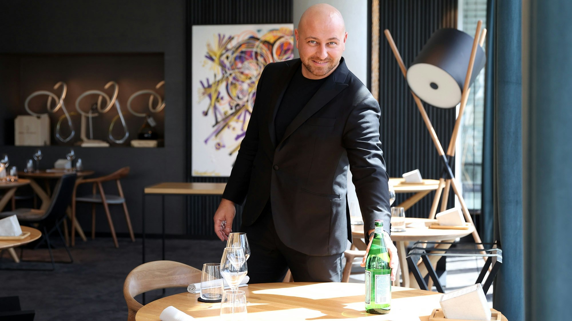 30.04.2024
Köln:
Portrait von Yuriy Apelyushynskyy im Restaurant Ox & Klee. Wegen des Personalmangels ist der Geschäftsführer wieder selbst im Service tätig.
Foto: Martina Goyert