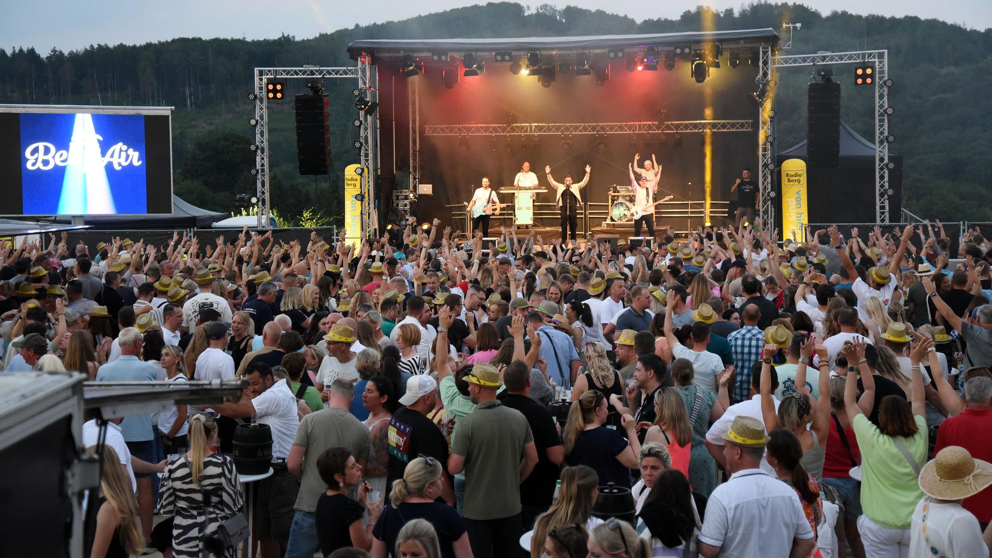 Die noch junge Band BelAir auf der Bühne.