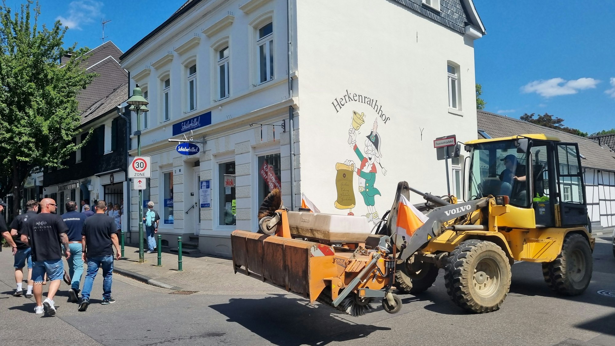 Mit schwerem Gerät wurden Zufahrten abgesperrt