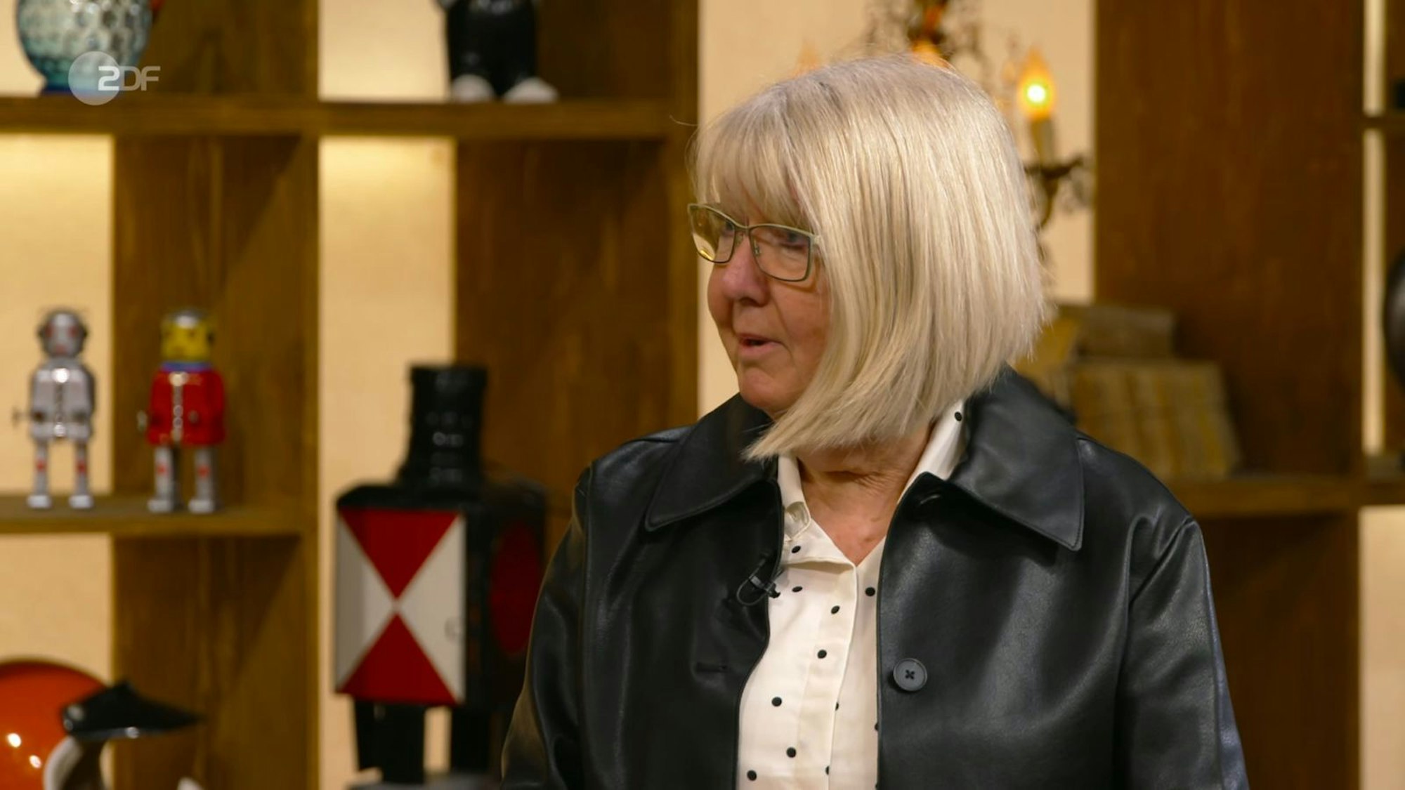 Verkäuferin Jutta arbeitete einst als Fotografin und inszenierte ihre Fotos oft auf den Stühlen. (Bild: ZDF)