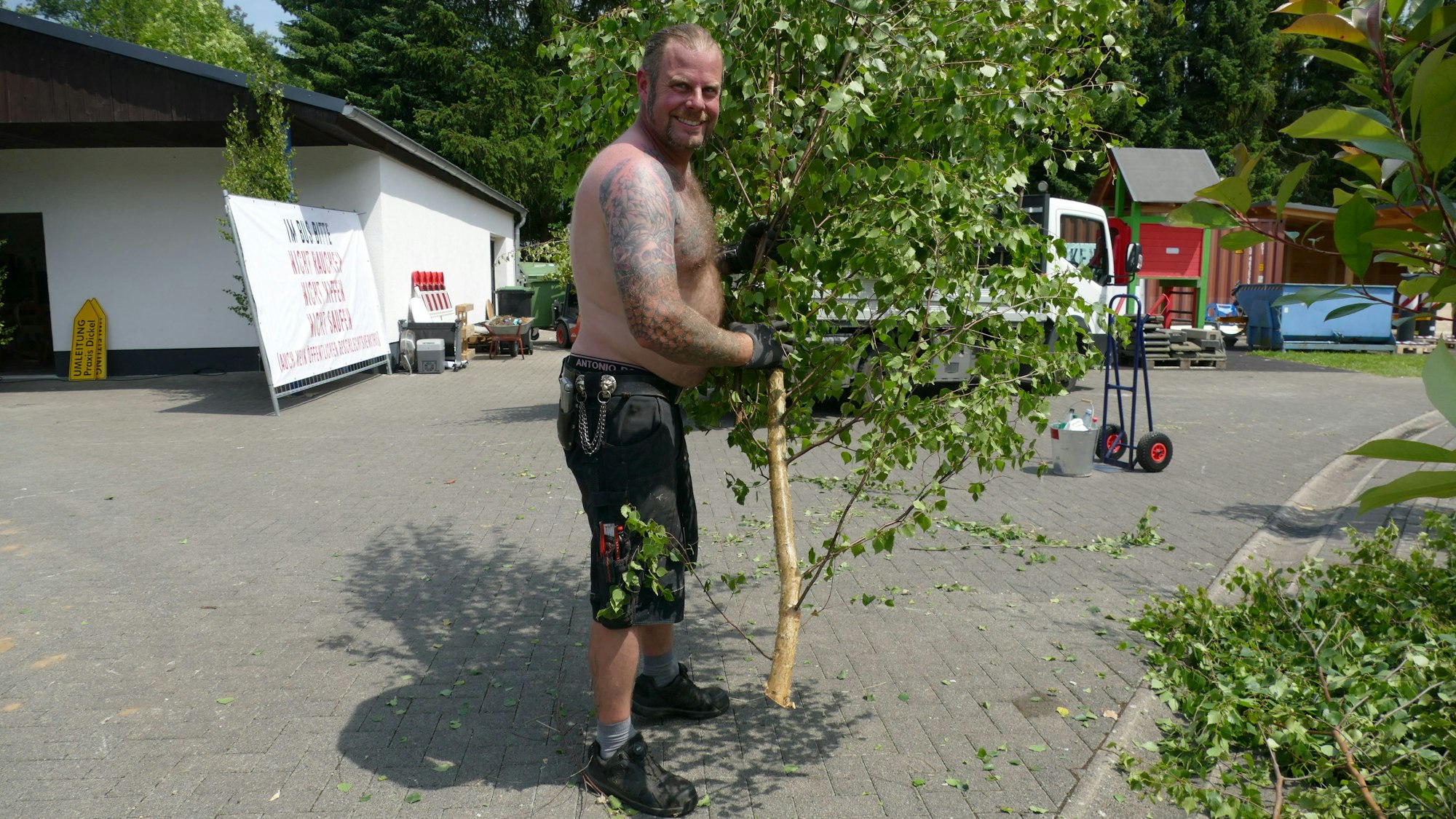 Kärbholz-Sänger Torben Höffgen sortiert Birkenzweige für die Dekoration - und hat bereits einen Sonnenbrand.
